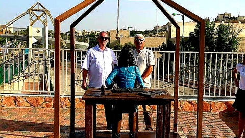 פסל הברונזה של אנה פרנק - קהילה במעלה נט