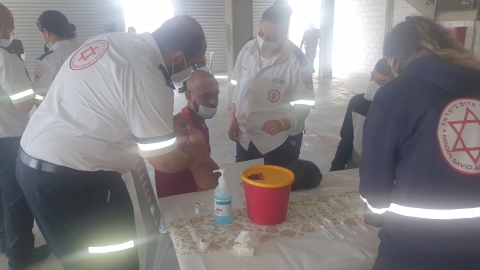 הפלסטינאים נוהרים למתחם החיסונים - חדשות  במעלה נט