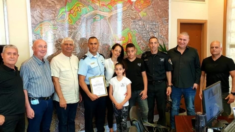 תעודת הוקרה לקצין שהציל  מלינץ' יהודים בעיר העתיקה - חדשות  במעלה נט