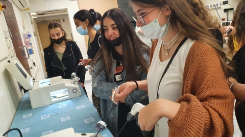 שיעור במעבדות הדסה - חינוך במעלה נט