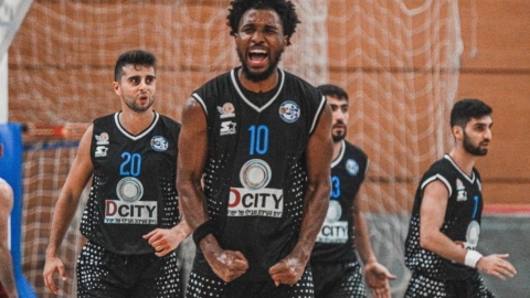 יועז הנדל עם יור מרכז הרצל אורי זכי ומנכל המרכז עודד פויר - ספורט במעלה נט