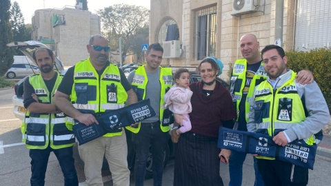 פעוטה בת שלוש חולצה מרכב נעול - חדשות  במעלה נט