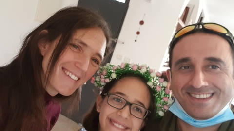 אבישי התקשר ואמר: 'התהפכנו, אני נפצעתי, נדב פצוע ורוני מתה'.  אני אומרת לו: 'מה"??',  והוא עונה: 'כן - חדשות  במעלה נט