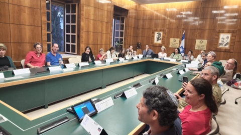 התלמידות שחזרו את החלטת  האו"ם בבית הסוכנות היהודית - חינוך במעלה נט