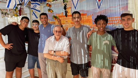 אמי"ת בונה סוכה - חינוך במעלה נט