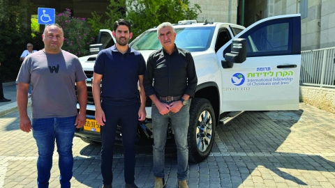 תרומה משמעותית לקרן לידידות למען תושבי מעלה אדומים: רכב ממוגן ירי חדש לאגף הביטחון - חדשות  במעלה נט