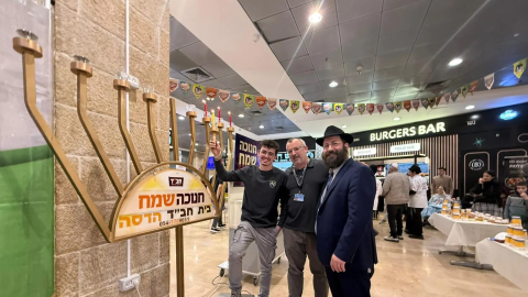 הפצוע מהפיגוע הדליק חנוכייה עם הרופא שהציל את חייו - חדשות  במעלה נט